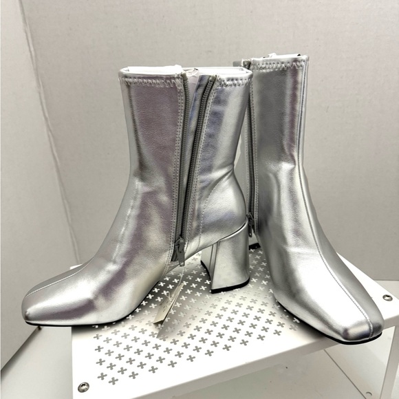 a new day Silver Ankle Boots Zipper Closure Size 6  Block Heel 2.5 Inch - Picture 7 of 8